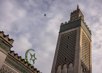 La Grande Mosquée de Paris rend un hommage conjoint à Imane Khelif… et Brigitte Macron