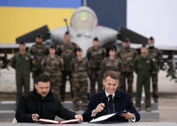Guerre en Ukraine : Macron et Zelensky signent une lettre d’intention pour l’achat futur par Kiev de jusqu’à 100 Rafale