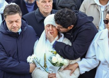 «Il faut que ça s’arrête» : les mots de la mère de Mehdi Kessaci lors du rassemblement contre le narcotrafic