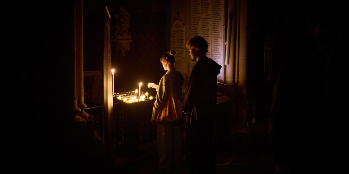 «Vivre ça en communauté» : à la paroisse Saint-Ambroise, les pèlerins rassemblés autour de la «Nuit de l’espérance» en hommage aux victimes du 13-Novembre