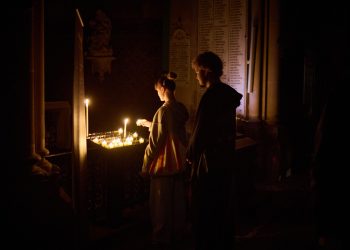 «Vivre ça en communauté» : à la paroisse Saint-Ambroise, les pèlerins rassemblés autour de la «Nuit de l’espérance» en hommage aux victimes du 13-Novembre