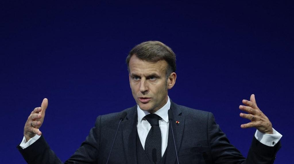 Réseaux sociaux : Macron s’attaque aux faux coupables du malaise démocratique