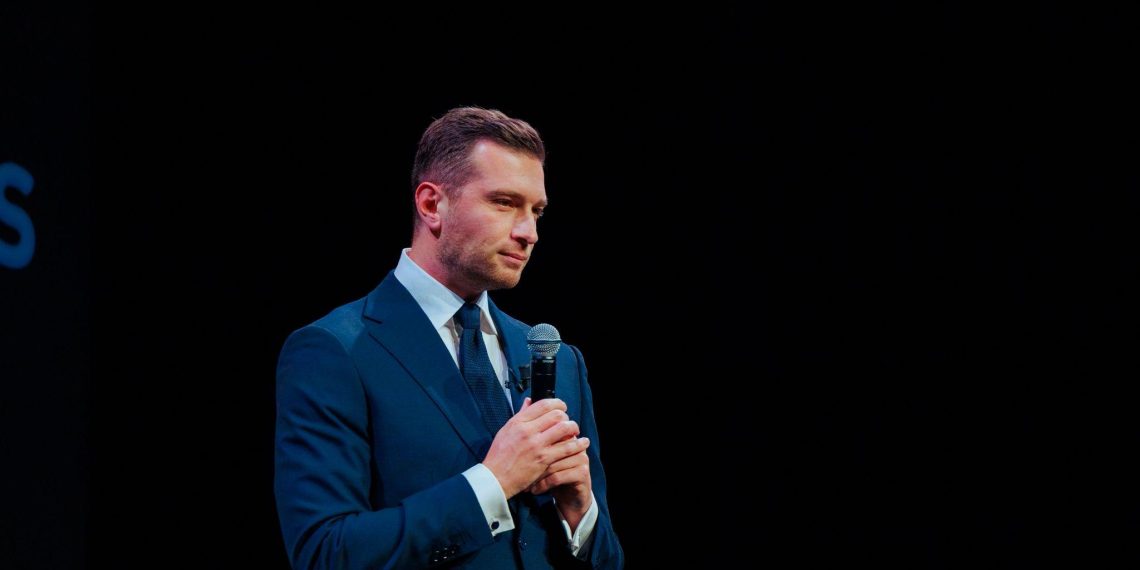 Jordan Bardella ajuste son costume présidentiel