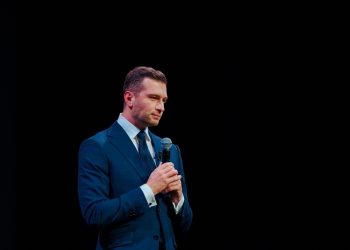 Jordan Bardella ajuste son costume présidentiel