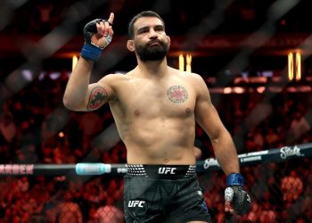 UFC : Benoît Saint-Denis foudroie Beneil Dariush en 16 secondes, record historique pour un Français