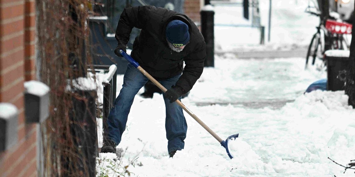 Neige : qui doit déblayer le trottoir devant chez vous (et comment le faire efficacement)