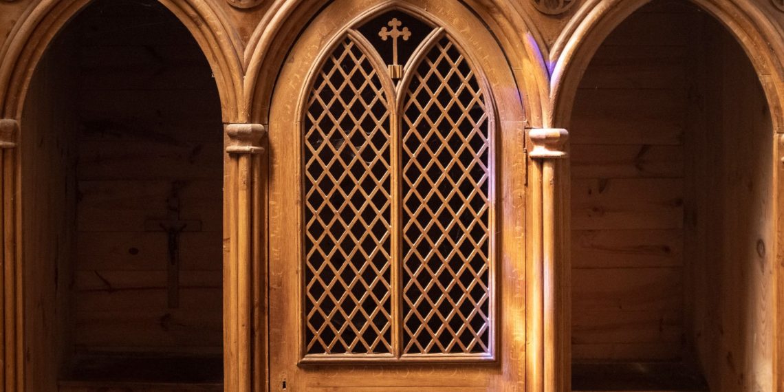 «Comme si je m’étais libérée de chaînes» : le retour en grâce de la confession chez les jeunes catholiques