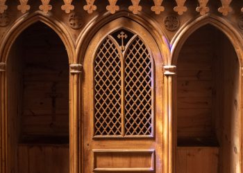 «Comme si je m’étais libérée de chaînes» : le retour en grâce de la confession chez les jeunes catholiques
