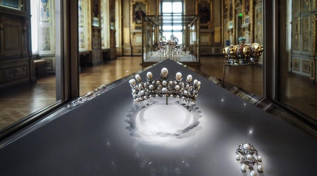 «Rendez les bijoux de la couronne aux peuples spoliés !» : une caricature de L’Humanité sur le cambriolage au Louvre déchaîne les internautes