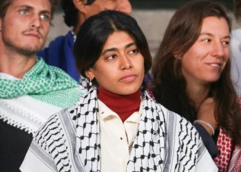 Rima Hassan comparaîtra en justice pour avoir traité une élue socialiste d’«islamophobe assumée»