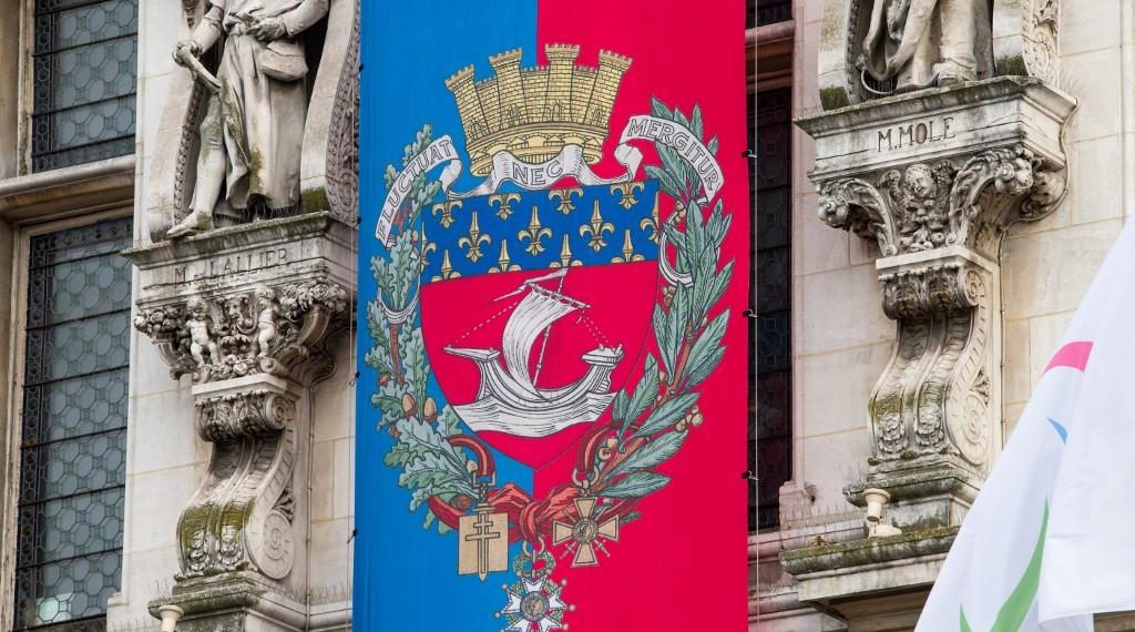 Que signifie la locution «Fluctuat nec mergitur» ?