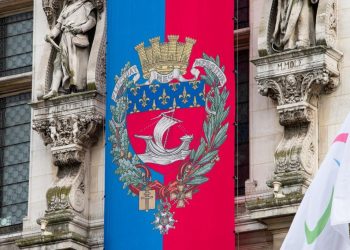 Que signifie la locution «Fluctuat nec mergitur» ?