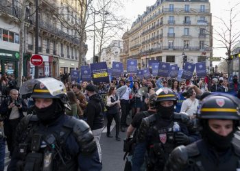 Paris : la manifestation féministe du collectif Némésis perturbée par des antifas
