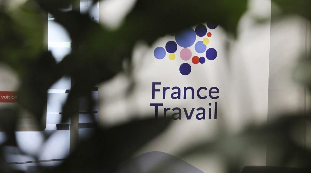 «Une ligne rouge est franchie» : la gauche s’insurge contre la suppression des allocations chômage en cas de résidence à l’étranger