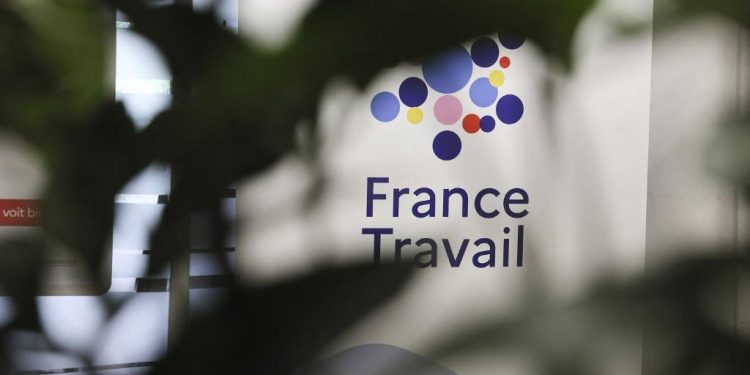 «Une ligne rouge est franchie» : la gauche s’insurge contre la suppression des allocations chômage en cas de résidence à l’étranger