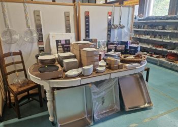 Aveyron : Emmaüs inaugure une nouvelle boutique en organisant une braderie