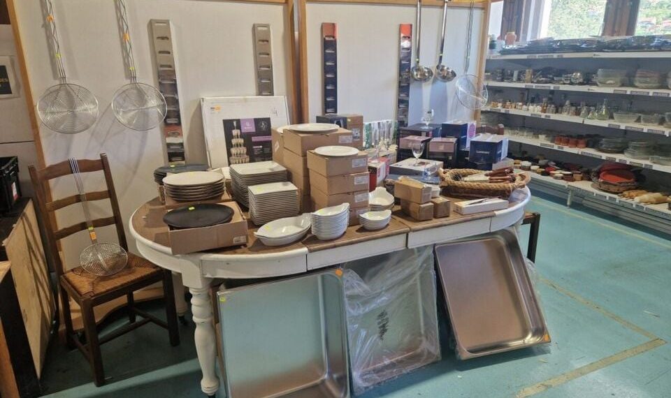 Aveyron : Emmaüs inaugure une nouvelle boutique en organisant une braderie