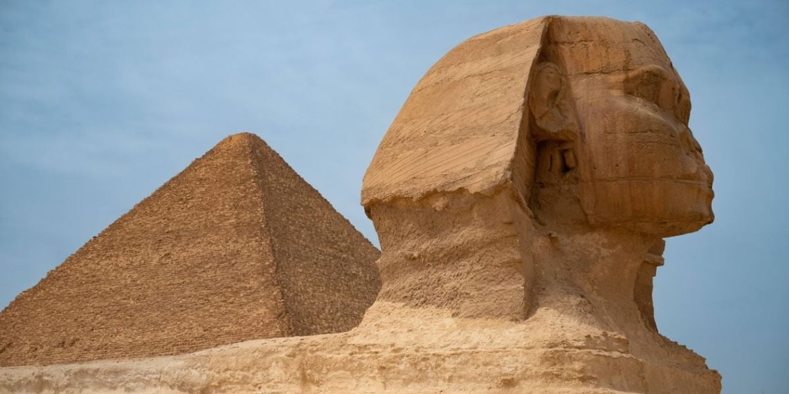 Nus pour prendre des photos près de la pyramide de Khéops, ces touristes espagnols ont été arrêtés