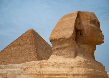Nus pour prendre des photos près de la pyramide de Khéops, ces touristes espagnols ont été arrêtés