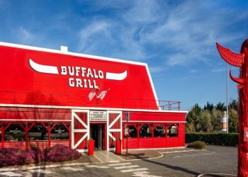 Seine-Maritime : Un client frappe une serveuse au visage pour une bouteille renversée