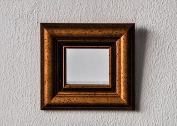 Taïwan : Il confond une œuvre d’art avec un miroir poussiéreux et la détruit en voulant la nettoyer