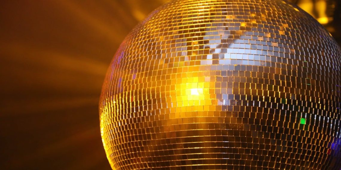 Chaises déchirées, organisateur en fuite : la « plus grande soirée maghrébine de l’année » était une grosse arnaque