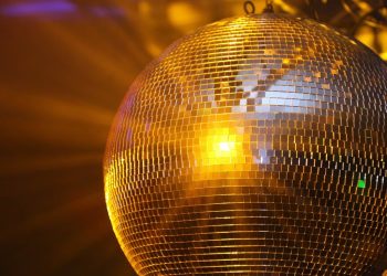 Chaises déchirées, organisateur en fuite : la « plus grande soirée maghrébine de l’année » était une grosse arnaque