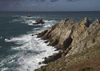 Finistère : Sa voiture chute de la falaise, une conductrice décède