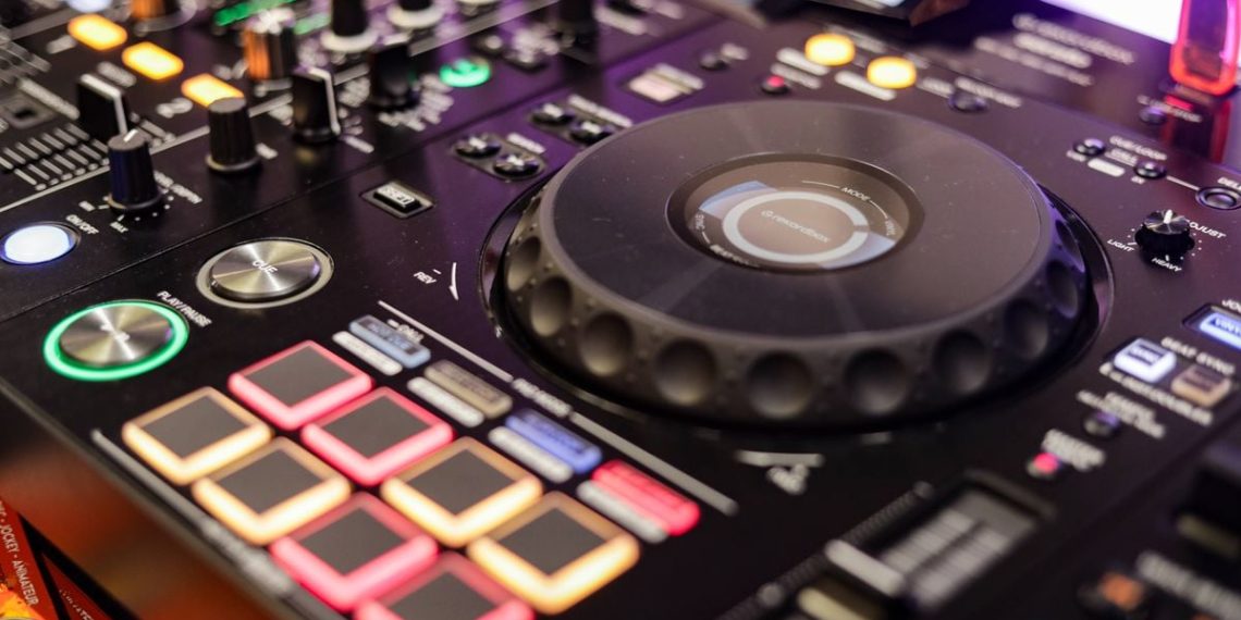 Deux-Sèvres : Son matériel de DJ volé, Fun Radio lui rembourse et le fait mixer en direct