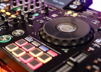 Deux-Sèvres : Son matériel de DJ volé, Fun Radio lui rembourse et le fait mixer en direct