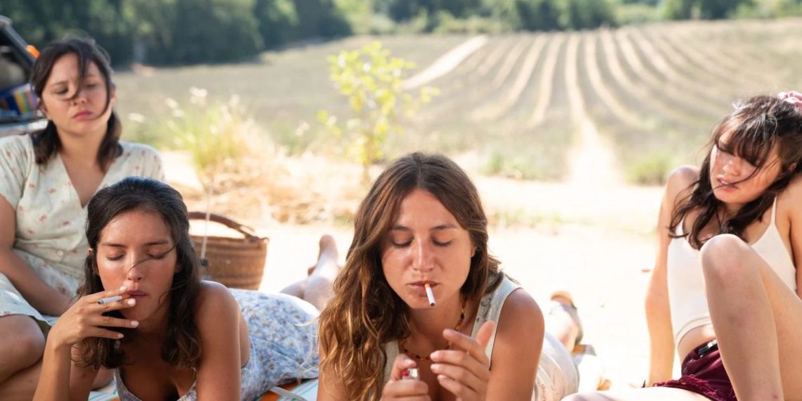 « Qui suis-je pour juger de ce qu’a fait Hélène ? » explique Izïa Higelin, son interprète dans « Le Gang des Amazones »