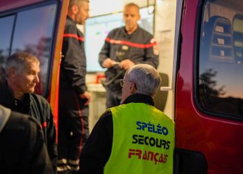 Var : Les secours réussissent à sauver un spéléologue coincé dans une cavité étroite