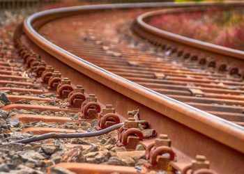 Angleterre : Les yeux rivés sur son téléphone, un écolier meurt percuté par un train