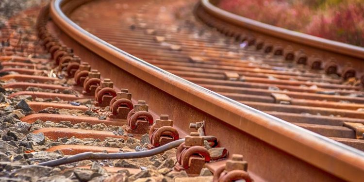 Angleterre : Les yeux rivés sur son téléphone, un écolier meurt percuté par un train