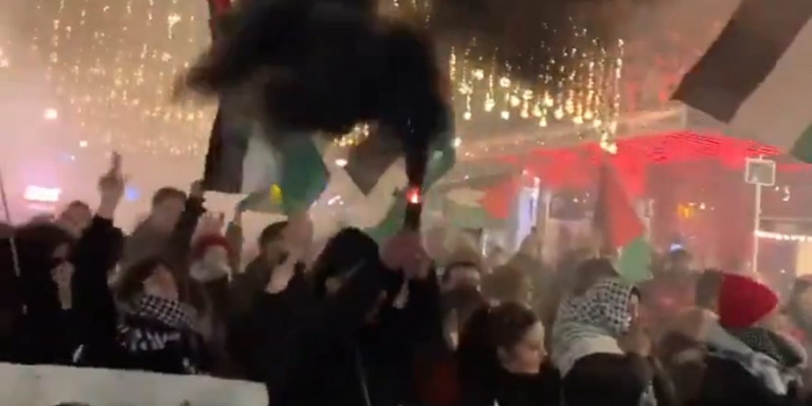 VIDEO CHOC – Des Islamistes prennent d’assaut l’ouverture d’un marché de Noël !
