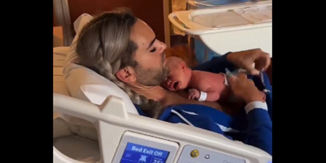 VIDEO – Un homme transgenre reçoit son nouveau-né… après avoir payé