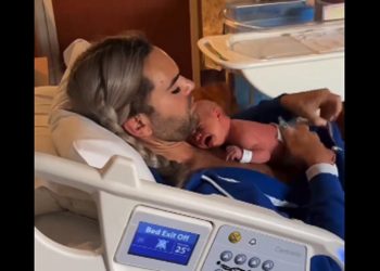 VIDEO – Un homme transgenre reçoit son nouveau-né… après avoir payé