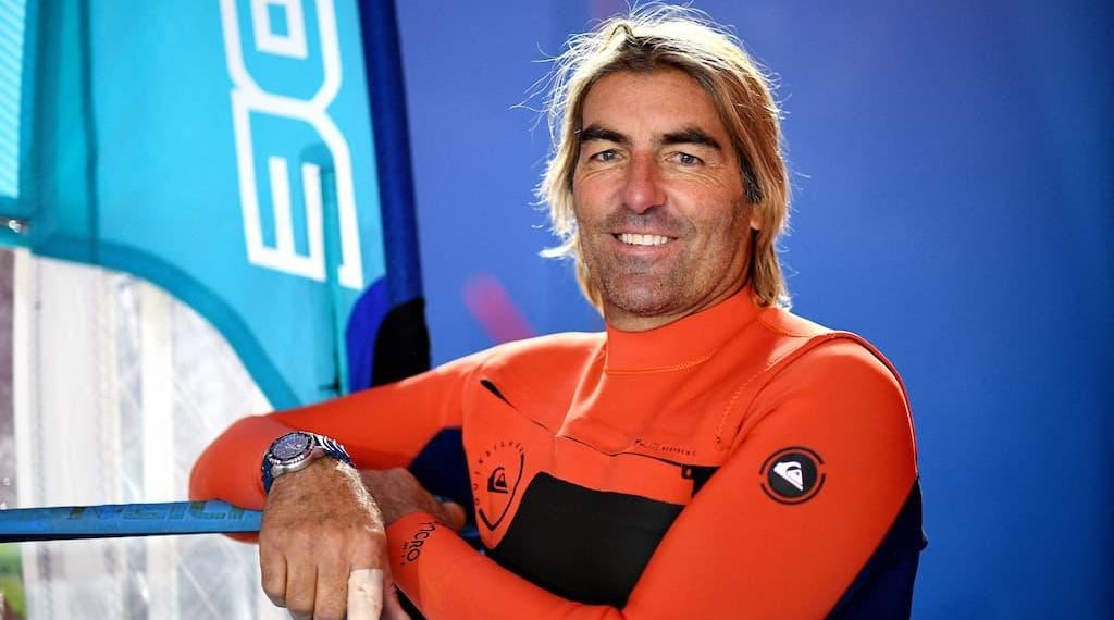 Antoine Albeau : à 53 ans, il vise les 100 km/h en planche à voile