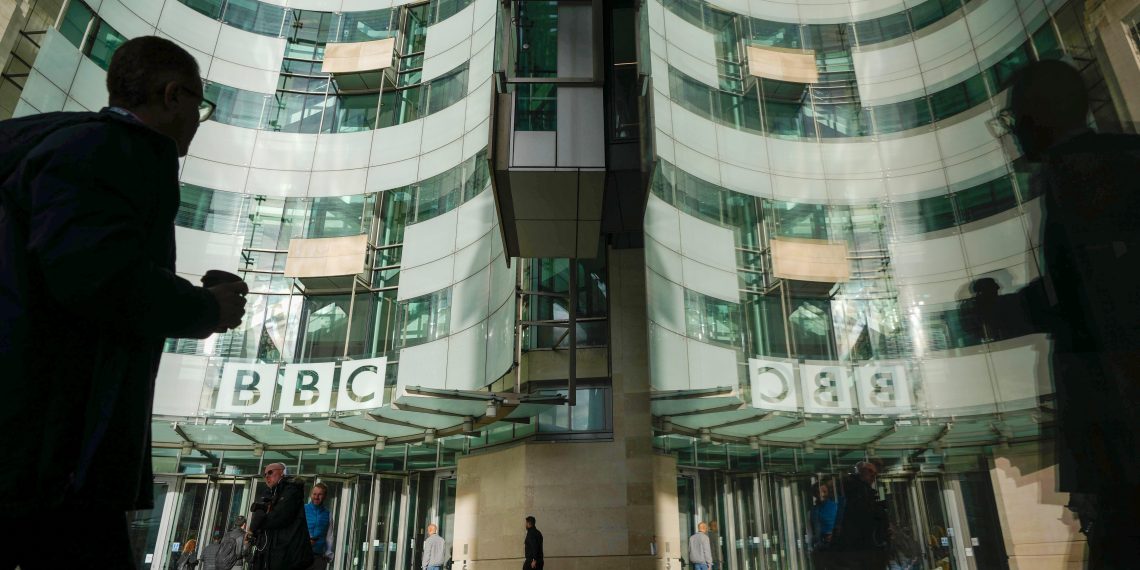 Scandale à la BBC : manipulations, biais éditoriaux et plainte à un milliard de dollars