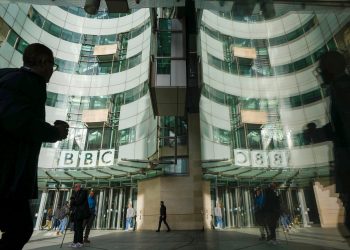 Scandale à la BBC : manipulations, biais éditoriaux et plainte à un milliard de dollars