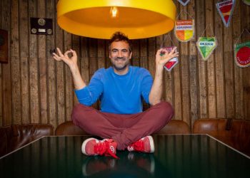 Théâtre : Alex Goude confronte les hommes à leurs tabous dans «Tout va mâle ?»