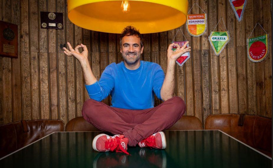 Théâtre : Alex Goude confronte les hommes à leurs tabous dans «Tout va mâle ?»