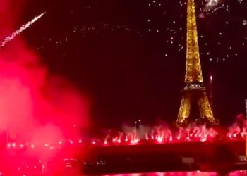 «On est chez nous» : des supporters marocains tirent un feu d’artifice sauvage près de la Tour Eiffel