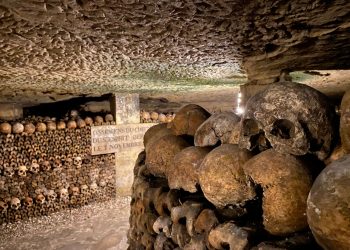 Le public en nombre aux Catacombes de Paris avant une fermeture de plusieurs mois pour travaux 