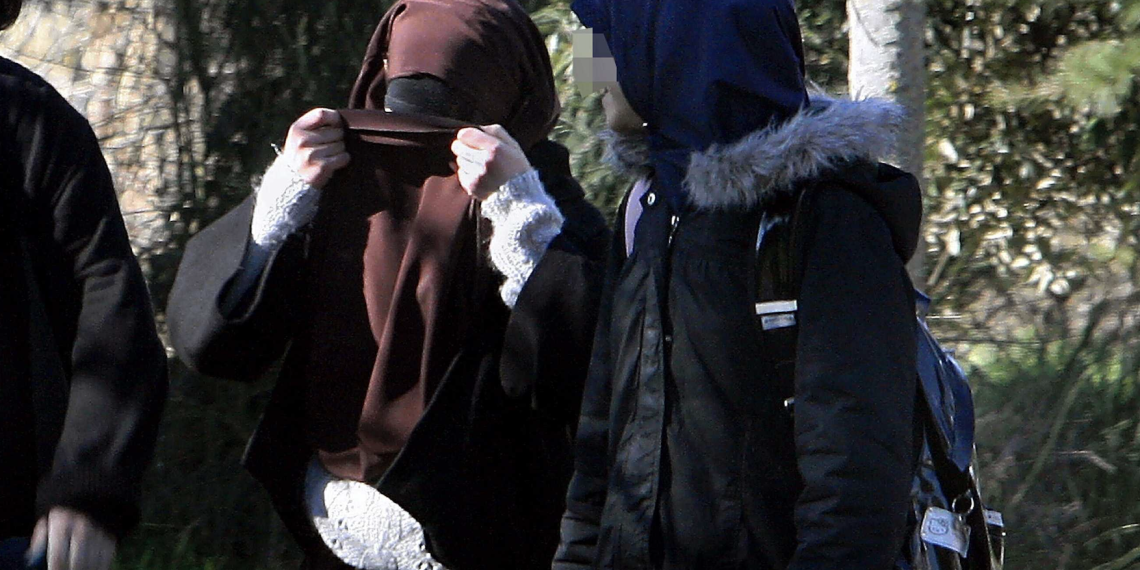 Port du voile chez les mineures : pourquoi son interdiction patine depuis des années