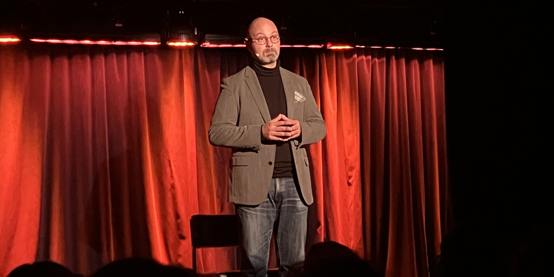 Torture, mal de mer et punks à chiens : Thomas Guénolé raconte son périple vers Gaza sur scène