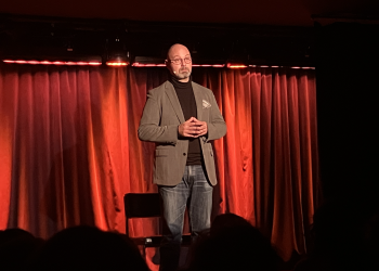 Torture, mal de mer et punks à chiens : Thomas Guénolé raconte son périple vers Gaza sur scène