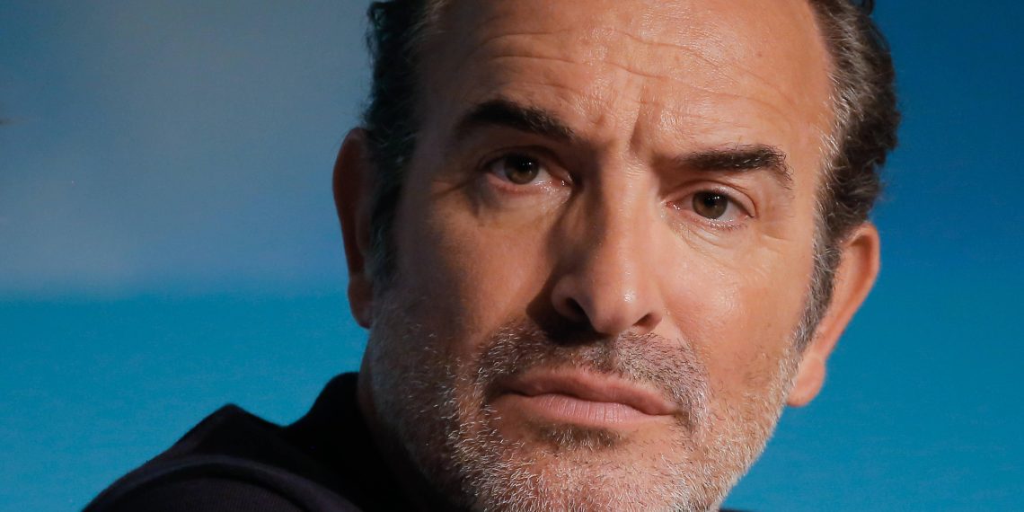 13-Novembre : Jean Dujardin se recueille parmi la foule, place de la République à Paris