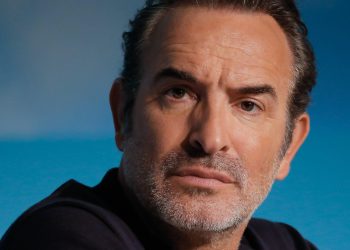 13-Novembre : Jean Dujardin se recueille parmi la foule, place de la République à Paris