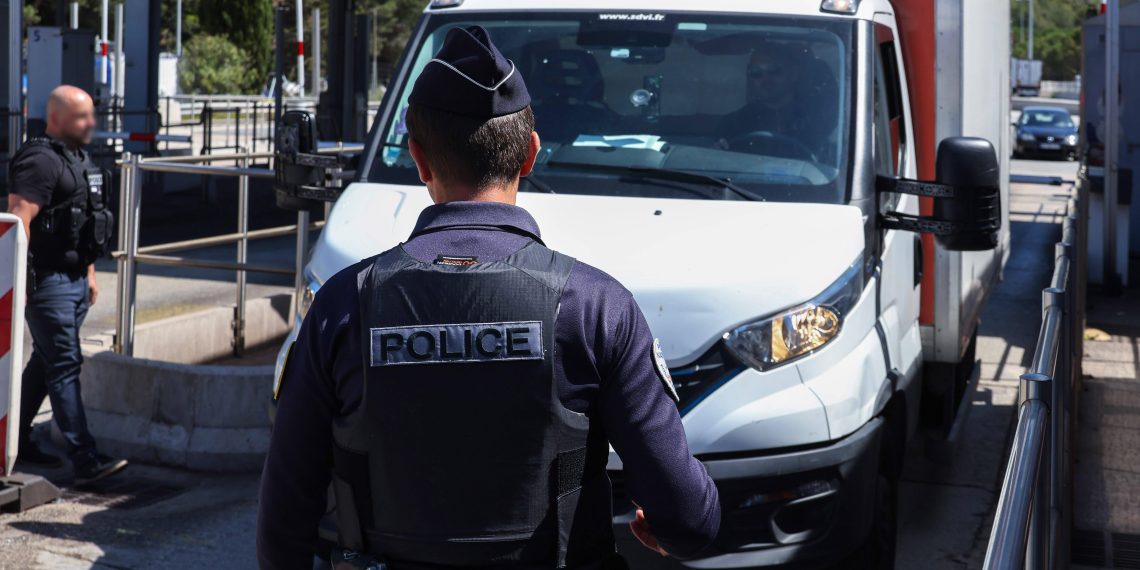 Refus d’obtempérer : trois policiers blessés, dont un grièvement, dans les Bouches-du-Rhône